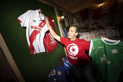 Amor Khezamin jalkapalloharrastukseen kuuluu joukkueiden pelipaitojen kerääminen. Vasemmalla Khezamin tunisialainen suosikkijoukkue Club Africain, päällä Tunisian maajoukkuepaita, oikealla Luvian Veto.