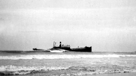 Onnea onnettomuudessa. Myrsky kuljetti Anna-laivan Skotlannin rannikolle, jossa se juuttui kiviriuttojen rikkoman hiekkarannan edustalle.