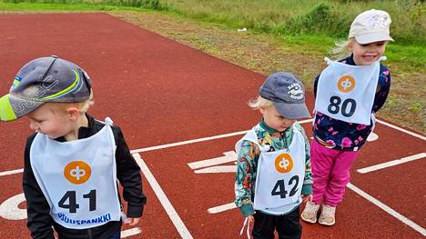 Sisarukset Konsta, Topias ja Oona Hassinen verryttelevät ennen kilpailusuoritustaan Haapamäellä järjestetyissä Hippo-kisoissa elokuun lopulla.
