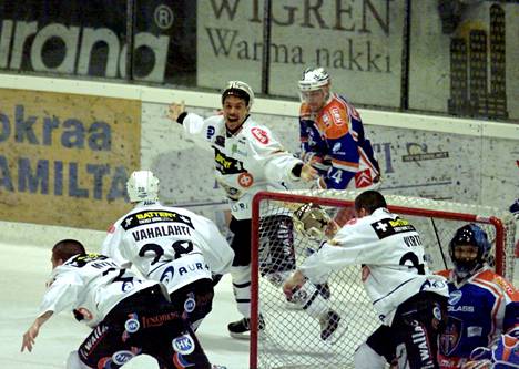 Kalle Sahlstedt (tak.) nousi TPS:n sankariksi, kun TPS ja Tappara viimeksi kohtasivat finaaleissa vuonna 2001.