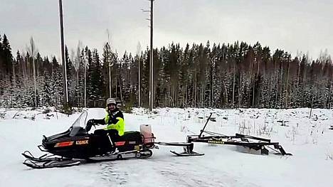 Moottorikelkkailijayhdistyksen puheenjohtaja Esa Tuovinen testaa uutta kelkkalanaa Keurusseudun maastossa.