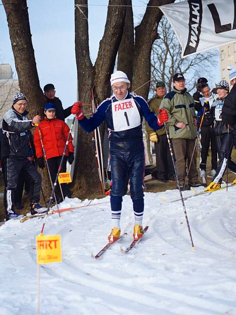 Veikko Hakulinen hiihtokilpailuissa Valkeakoskella 18. helmikuuta 2002.
