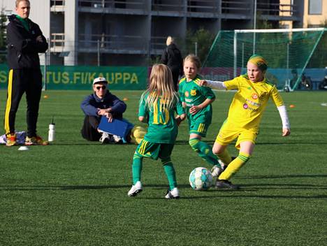 Ilves Futis-Liigassa pelaa 5–17-vuotiaita lapsia. Kuvassa  F7–6 tytöt pelaamassa Vuoreksen Ilves-kentällä.
