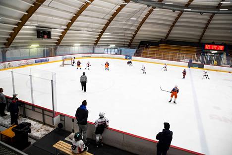 Hakametsä 2 -jäähallissa pelataan pääsiäisviikonloppuna vuonna 2011 syntyneiden jääkiekkoilijoiden kutsuturnaus. Kuva Tapparan junioreiden ja Apassien ottelusta vuodelta 2019.
