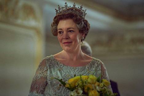 Olivia Colman esitti kuningatar Elisabetia The Crownin kolmannella ja neljännellä kaudella. Kahdella viimeisellä kaudella kuningattarena nähdään Imelda Staunton. 