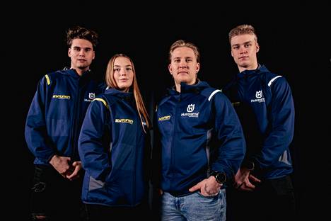 Kytönen Motorsportin ensi vuoden tiimi, eli (vasemmalta) Peetu Juupaluoma, Viivi-Maria Mäkinen, Roni Salin ja Niko Puotsaari.