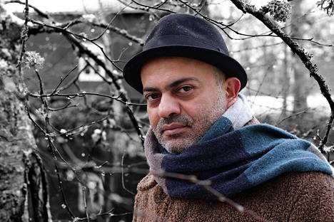 Irakilaistaustainen kirjailija Hassan Blasim on asunut Suomessa vuodesta 2004. Kelloja ja vieraita on hänen neljäs novellikokoelmansa. 