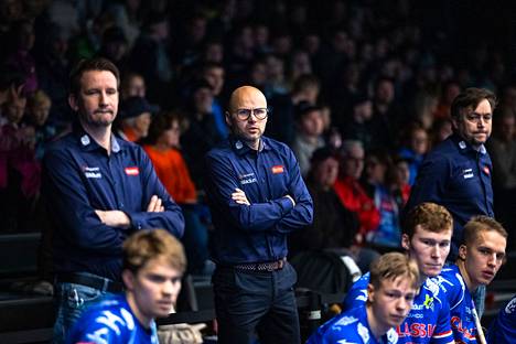 Päävalmentaja Juha Kivilehto osaa entisenä huippupuolustajana opastaa Eemeli Akolaa ja muita Classicin pelaajia puolustamisessa.