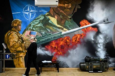 Venäjällä kiertää historiamuseoissa valtakunnallinen näyttely nimeltä ”Nato – julmuuden kronikka”. Nainen tutki näyttelyä Moskovassa.
