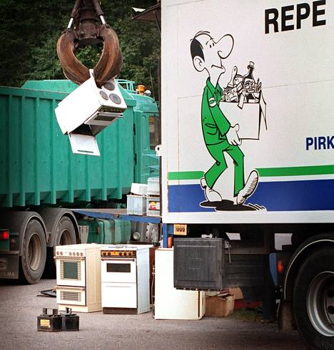 Pirkanmaan Jätehuollon kuormurit Repe, Romu ja Riepu keräävät maksutta kodin jätteitä Mänttä-Vilppulassa.