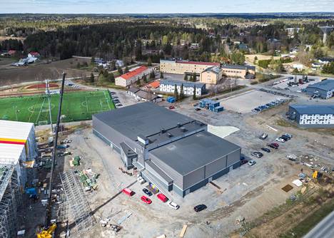 Akaa-areenan rakentaminen aloitettiin marraskuussa 2020, ja se on nyt valmistunut. Rakennuttamispäällikkö Kimmo Seppälän mukaan pihat saadaan kuntoon juhannukseen mennessä.