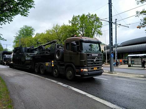 Sotilaskalustoa kuljettavat ajoneuvot saapuivat Tampereelle Nokian moottoritietä pitkin.