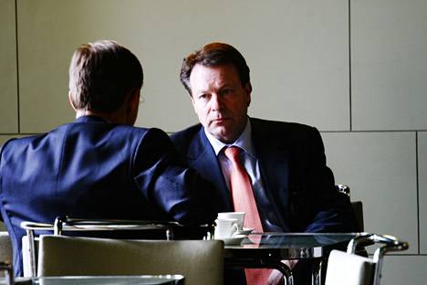 Kokoomuksen puheenjohtaja, valtiovarainministeri Jyrki Katainen (vas.) ja entinen ulkoministeri Ilkka Kanerva keskustelivat eduskunnan kahvilassa 15. huhtikuuta 2008. 