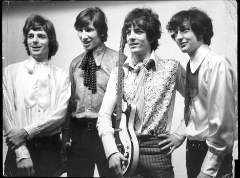 Pink Floyd vuosimallia 1967: vasemmalta kosketinsoittaja Rick Wright, basisti Roger Waters, laulaja-kitaristi Syd Barrett ja rumpali Nick Mason.
