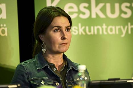 Keskustan eduskuntaryhmän varapuheenjohtaja Eeva Kalli Keskustan eduskuntaryhmän kesäkokouksen tiedotustilaisuudessa Porissa 24. elokuuta 2022.