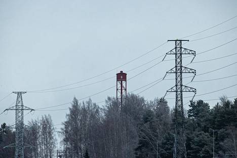 Sähkölinjat Paasikiventien lähistöllä Tampereella. Taustalla Haulitorni.