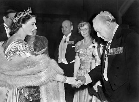 Elisabetin ajan ensimmäinen pääministeri oli Winston Churchill, jota hän kuvassa kättelee 23. maaliskuuta 1950. Kuningattaren ja pääministereiden suhteita on kuvattu toteamalla, että jotkut olivat vaikeampia kuin toiset. Kuningattaren kerrotaan sanoneen, että hän nautti kaikista eniten Churchillin tapaamisista.