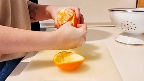 Testissä appelsiineja kuorittiin neljällä eri tavalla.