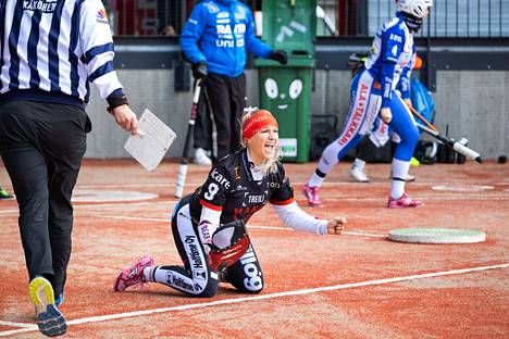 Jasmin Andreasen pelasi keskiviikkona Mansen lukkarina. Hankalan alun ja parin vapaataipaleella tulleen juoksun jälkeen otteet paranivat nopeasti.