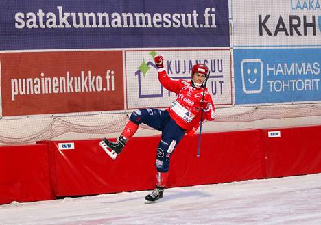 Joona Rajala ja muu Narukerän joukkue oli tuuletellut kauden alun ilman tappioita. Keskiviikkona haasteen antoi HIFK. 