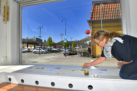 Tyhjän liiketilan ikkunoilla Kuninkaankadulla on esillä paikallisten taiteilijoiden teoksia, joiden lähtökohtana on tietty paikka, kertoo kuvataiteilija Marjo Heino.