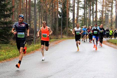 Kankaanpää Maraton kirmattiin noin kymmenen asteen lämpötilassa. Kuvassa 10 kilometrin kilpailun letkaa vetää Jarkko Järvenpää. Kokenut Järvenpää jäi lopulta kilpailussa kakkoseksi.