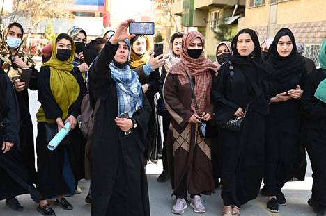 Afganistanilaiset naiset protestoivat oikeuksiensa puolesta kansainvälisenä naistenpäivänä 8. maaliskuuta. 