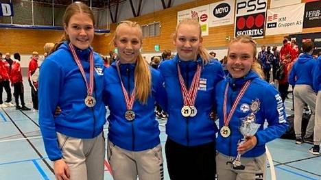 Helsingin Maria Korpela (vas.) oli varahenkilönä Suomen naisten karatejoukkueessa, joka voitti kultaa viikonloppuna. Titta Keinänen (toinen vasemmalta), Elina Lehtonen ja Venla Karttunen toivat kullan kotiin.