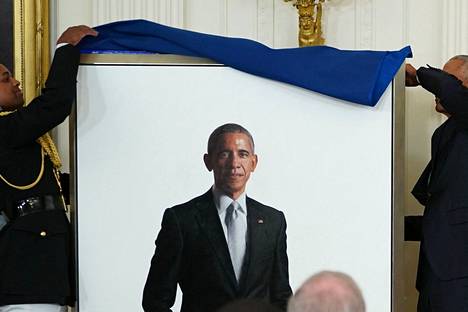 Perinteisesti edellisen presidentin muotokuva on paljastettu seuraavan presidentin kaudella. Barack Obama ei kuitenkaan saanut muotokuvaa Donald Trumpin aikana. Obaman muotokuva paljastettiin lopulta 7. syyskuuta. 