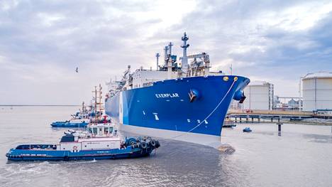Suomen vuokraaman lng-terminaalilaivan pituus on 291 metriä ja leveys 43 metriä. Kun alus on ankkuroitu, nesteytetty maakaasu höyrystetään laivassa uudelleen kaasuksi.