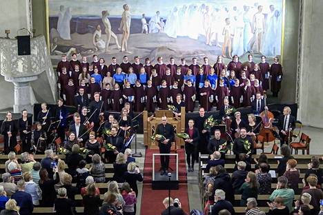 Bachin Johannes-passion esitystä juhlittiin perjantaina Tampereen tuomiokirkossa. Joukkoja johti kapellimestari Jouni Rissanen.