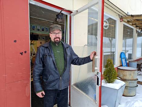 Markus Järvensivu oli jo aikeissa myydä Tyrväänkylän autokorjaamo- ja kahvilakiinteistön, mutta tuli toisiin ajatuksiin. Nyt yritystoimintaa ollaan laajentamassa.
