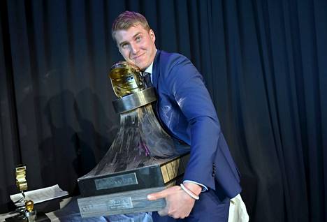 Tapparan Anton Levtchi vastaanotti parhaan liigapelaajan Kultainen kypärä -palkinnon.