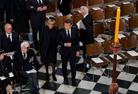 Ranskan presidentti Emmanuel Macron saapui kuningatar Elisabetin hautajaisiin yhdessä vaimonsa Brigitten kanssa Westminster Abbeyssä, Lontoossa maanantaina 19. syyskuuta.