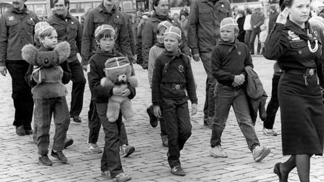 Toukokuussa 1985 Hämeen Partiopiirin paraatiin osallistui 2 805 henkeä. Partiolaiset marssivat Pyynikiltä Hämeenkadun kautta Tampereen tuomiokirkkoon juhlajumalanpalvelukseen.