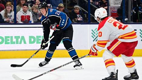 Columbus Blue Jacketsin Patrik Laine ja Calgary Flamesin Blake Coleman kohtasivat perjantaina 9. joulukuuta pelatussa ottelussa.