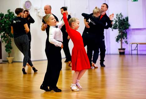 Porilaisseura Oikean Rytmin tanssijat Oliver Peltomaa ja Maija Kuusiniemi kuvattuna viime vuoden marraskuussa.