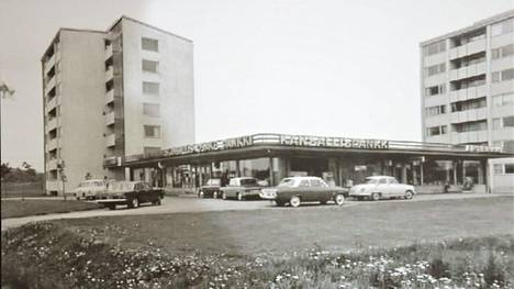 Mitä autoja Keonpellon liikehuoneiston (rakennettu 1960) pihalla: Etualalla ehkä Toyota Crown, Ford Taunus ja Wartburg.