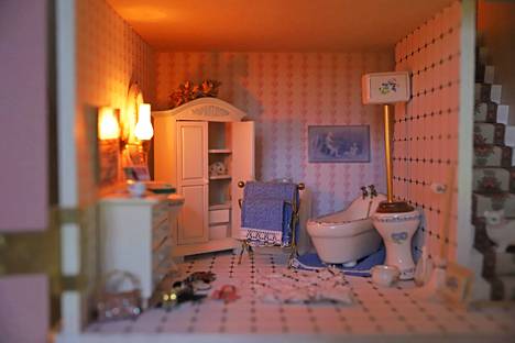 Viktoriaanisen nukkekodin kylpyhuoneen suloiset kalusteet ovat posliinista tehdyt.