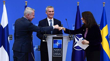 Suomen ulkoministeri Pekka Haavisto (vas) tapasi maanantai-iltana Naton pääsihteerin Jens Stoltenbergin yhdessä Ruotsin ulkoministerin Ann Linden kanssa. 
