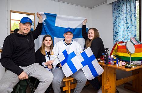 Mika ja Milla Keränen, Oliver Pyrrö sekä Mia Keränen saapuivat Tampereelle keskiviikkona. He kertovat, että torstaina on tarkoitus hankkia ensin hieman lisää fanitavaraa ja suunnata sen jälkeen katsomaan päivän otteluita Nokia-areenalle. 