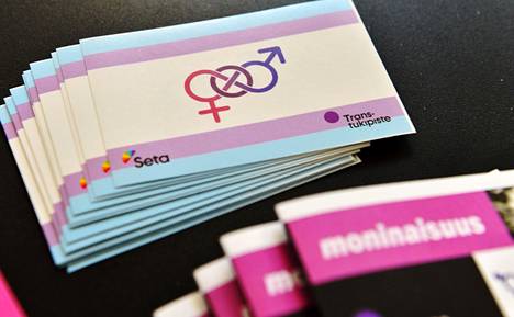 Kuvassa translain muutokseen tähtäävän kampanjan logo esitteen kannessa Seta ry:n Transtukipisteessä Helsingissä 14. kesäkuuta 2017.