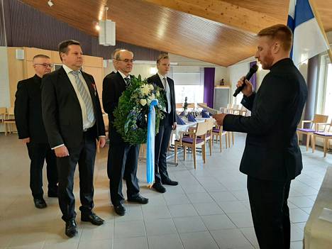Vs. kirkkoherra Mikko Sulander lähetti seppelepartion Nokian kirkon sankarihaudalle.