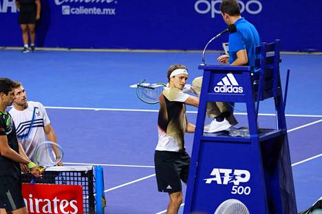 Saksan Alexander Zverev poltti päreensä Acapulcon ATP-turnauksessa helmikuussa.