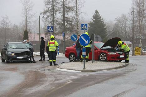 Kahden henkilöauton peltikolari sattui Kauppatien ja Rantatien risteyksessä.