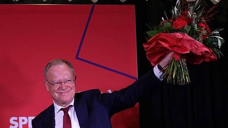 Ala-Saksin sosiaalidemokraatti­nen pääministeri Stephan Weil juhli vaalitulosta kukkakimpun kanssa sunnuntaina 9. lokakuuta. 