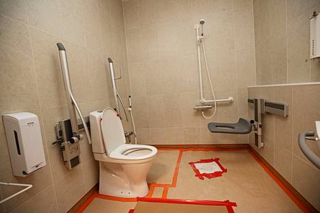 Jokaiseen yhden hengen huoneeseen kuuluu oma vessa ja suihku. Se on iso muutos verrattuna nykyisiin tiloihin Pitkänniemen sairaalassa, missä näin ei ole. WC-tiloissa on otettu huomioon se, että osa potilaista voi tarvita apua esimerkiksi peseytymisessä.