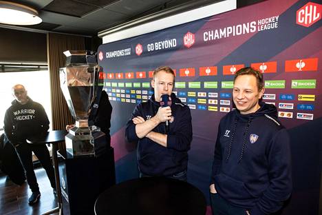 Otto Rauhala (kesk.) ja Tapparan päävalmentaja Jussi Tapola kertoivat tuntemuksiaan CHL-finaalista perjantain lehdistötilaisuudessa.
