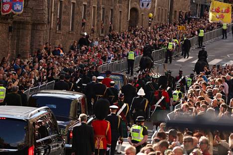 Britannian kuningas Charles, prinsessa Anne, prinssi Andrew ja prinssi Edward kävelivät ruumisauton perässä maanantaina Skotlannissa Edinburghissa. Yleisö voi vuorokauden ajan jättää St. Gilesin katedraalissa jäähyväiset edesmenneelle kuningattarelle.