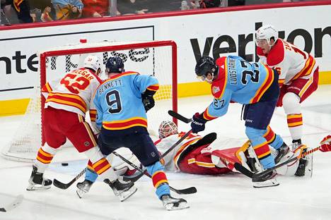Floridan Panthersin Eetu Luostarinen teki kolmannen erän toisella minuutilla 3–3 tasoitusmaalin Calgary Flamesia vastaan.